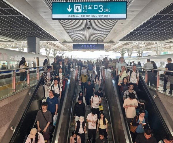 天盈财富 长三角多地火车站午后起迎返程高峰，铁路上海站预计到达64.1万人